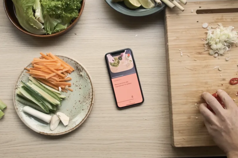 Bilde som viser matlaging og hvor det samtidig ligger en mobiltelefon på bordet