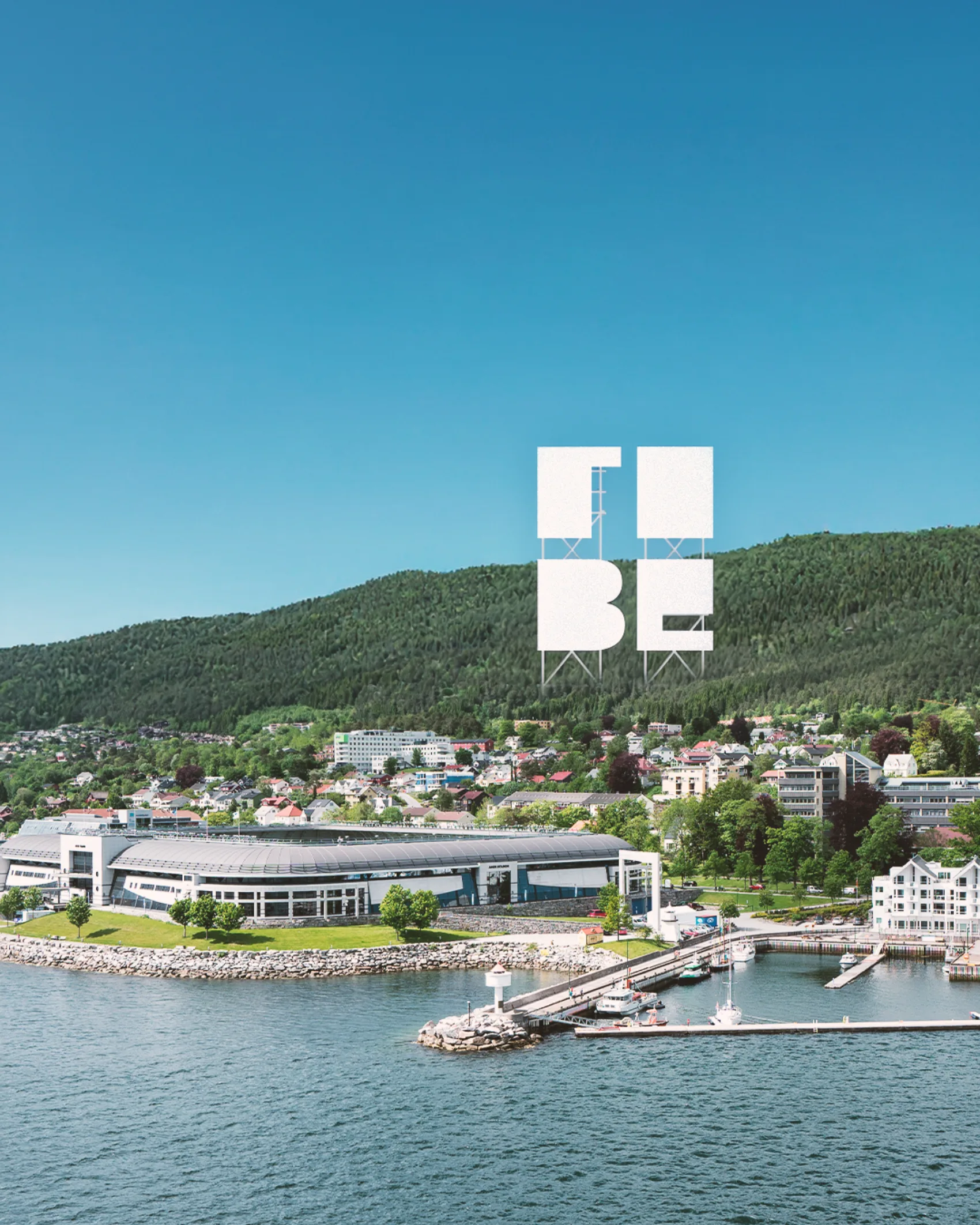 TIBE-logoen satt opp som Hollywood-skiltet i Molde-marka.