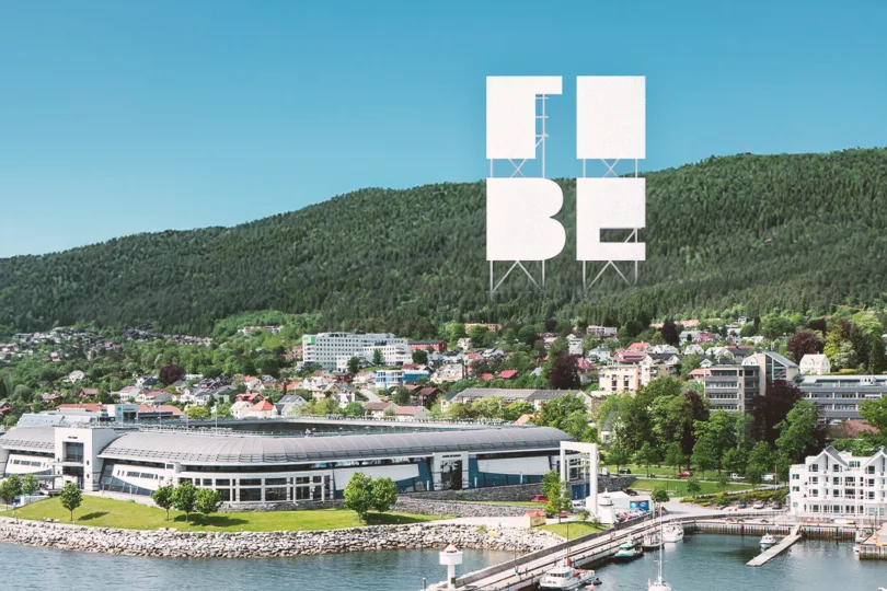TIBE-logoen satt opp som Hollywood-skiltet i Molde-marka.