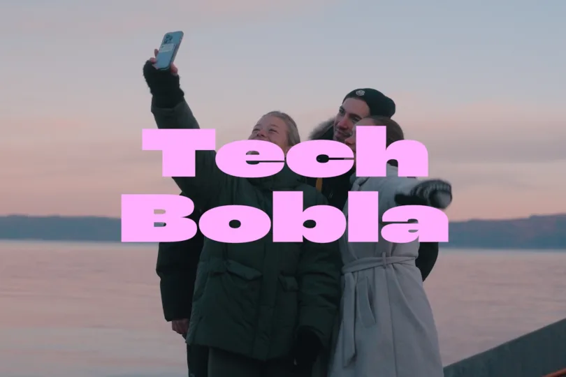 Bilde av en gruppe ungdommer som tar selfie med logoen til Teckbobla i front Bilde av en gruppe ungdommer som tar selfie med logoen til Teckbobla i front
