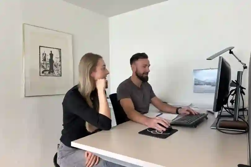 Bilde av to medarbeidere i TIBE Molde AS, Kaia og Bartek