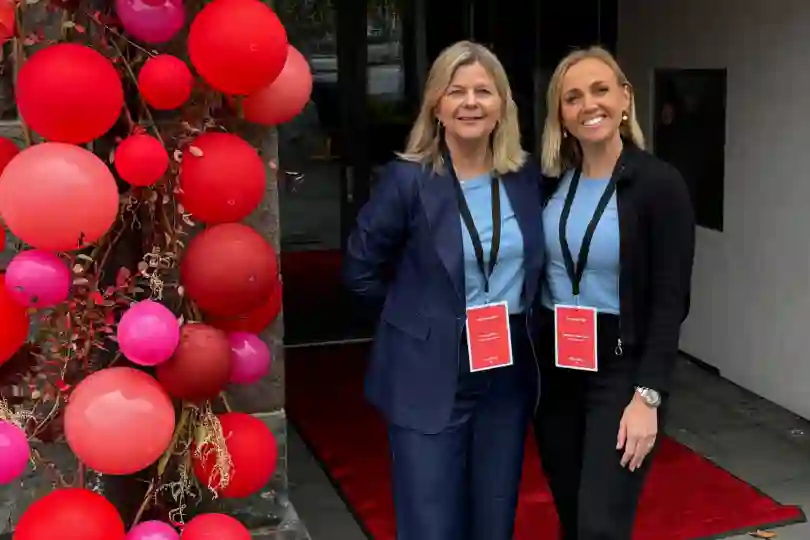 Foto som viser Monica Janbu og Elisabeth Haugen Linnes stående ved en ballongbue